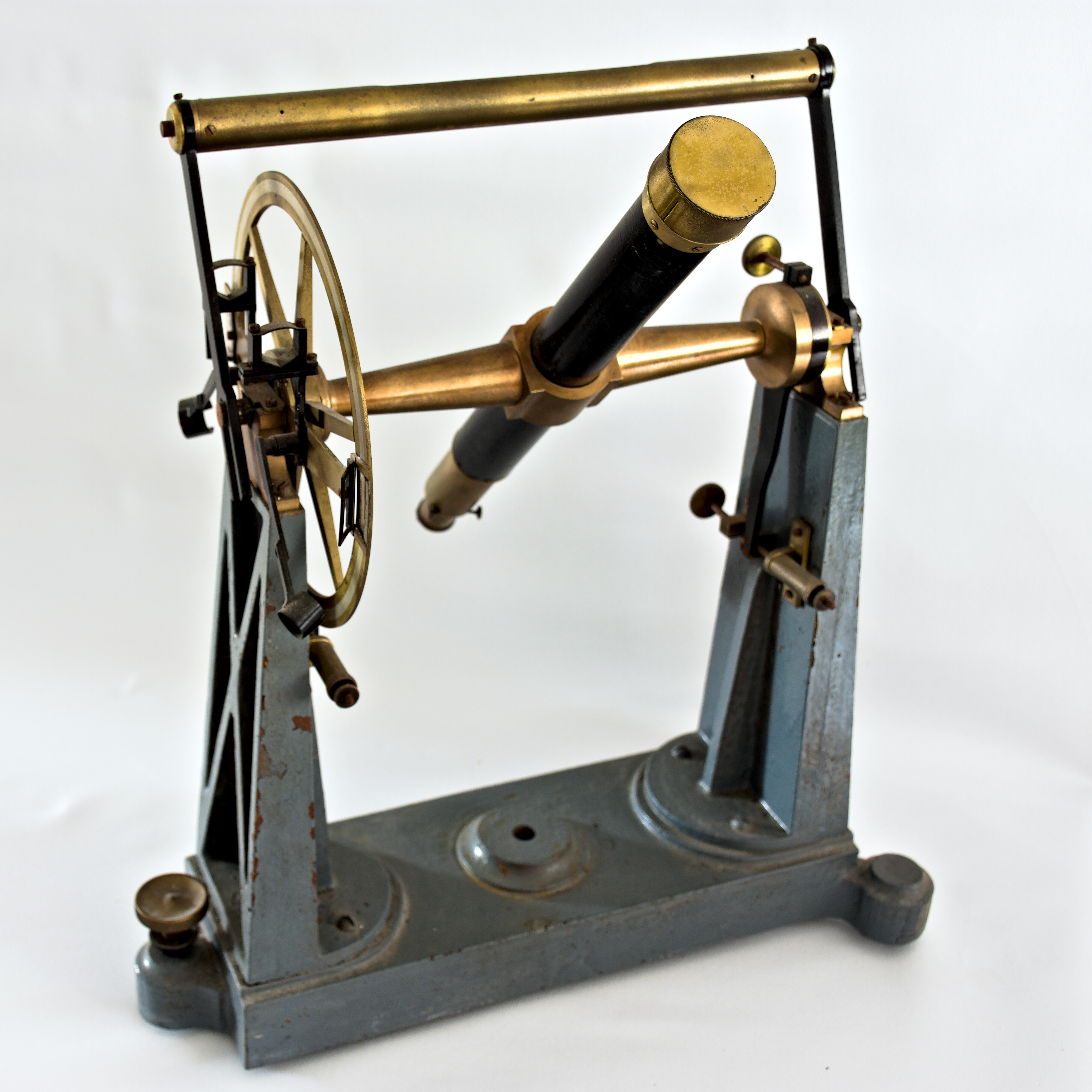 1. kép: A Konkoly Thege Miklóstól vásárolt passzázsműszer (Gothard Tudomány- és Technikatörténeti Állandó Kiállítás)